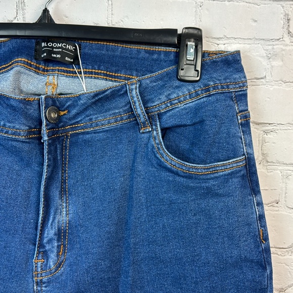 BloomChic Stretchy High Rise Medium Wash Lace Trim Denim Capris Plus Size 16 - Picture 3 of 6